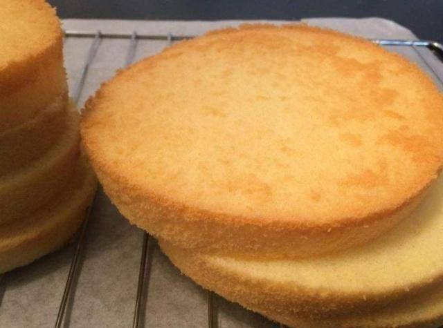 鸡蛋和面粉香甜软嫩比蛋糕店的还好吃pg电子网站电饭锅就能做蛋糕只用(图4)